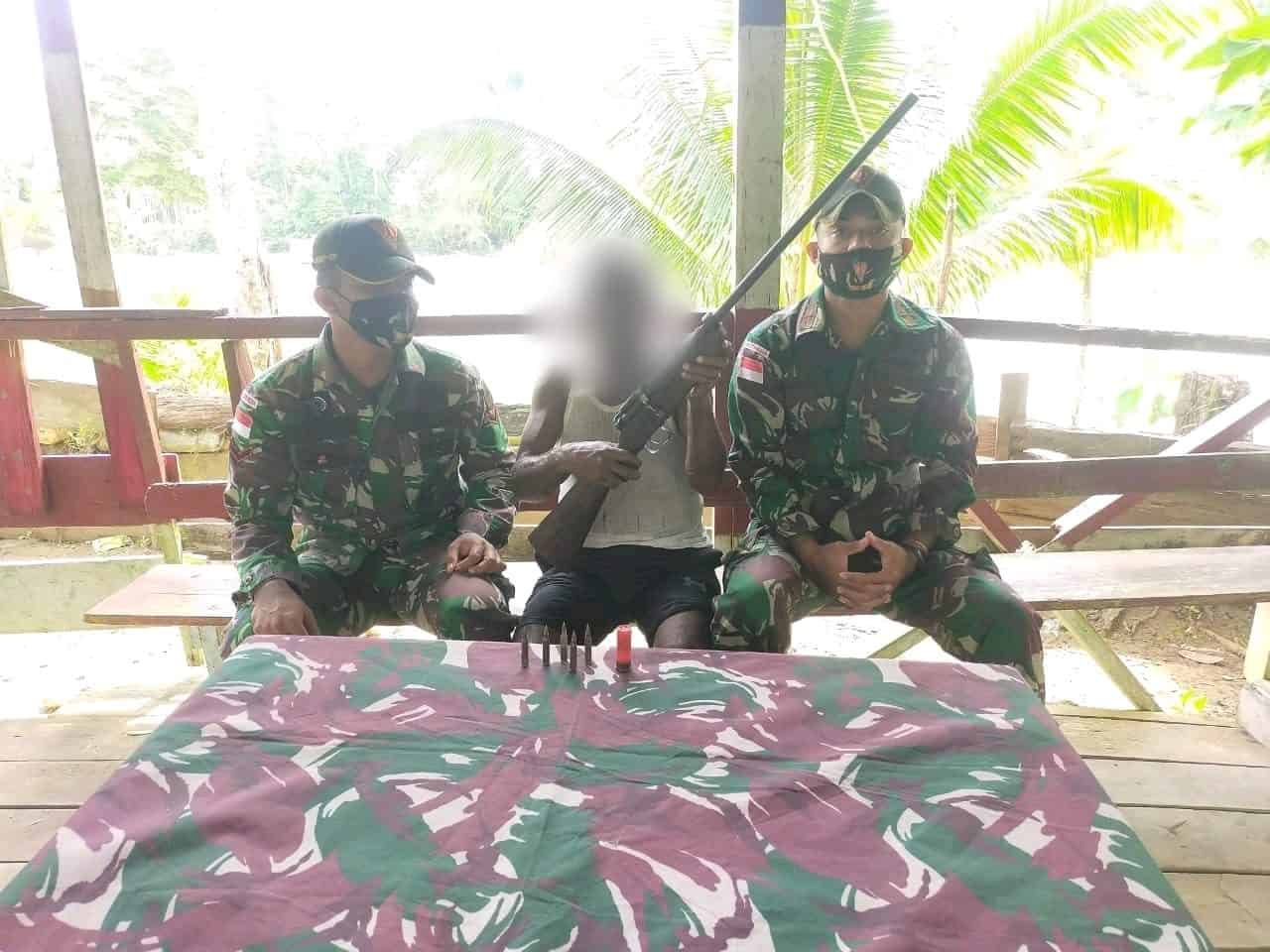 Warga Papua Serahkan 1 Pucuk Senjata Rakitan ke Satgas Yonif 131/Brs