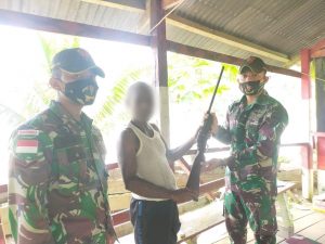 Warga Papua Serahkan 1 Pucuk Senjata Rakitan ke Satgas Yonif 131/Brs