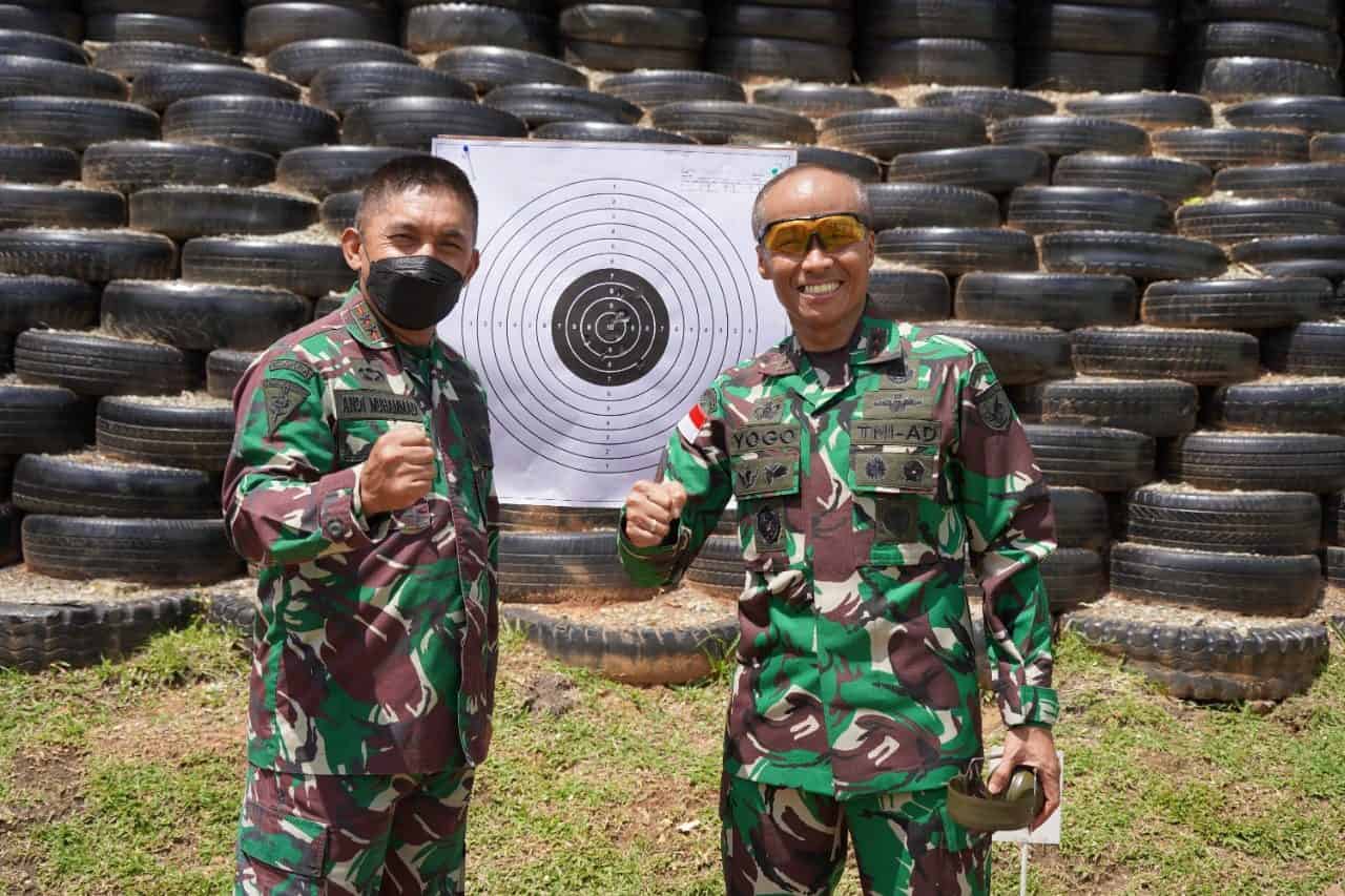 Pelihara Kemampuan, Pangdam XVII/Cenderawasih Laksanakan Latihan Menembak Bersama Panglima Divisi 2/Kostrad dan Pejabat Kodam