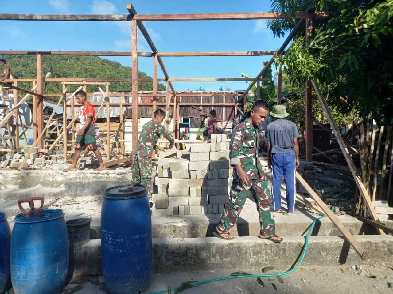 Bantu Warga Kurang Mampu, Satgas Pengamanan Maluku Utara Yonarhanud 11/WBY Bedah Rumah Warga