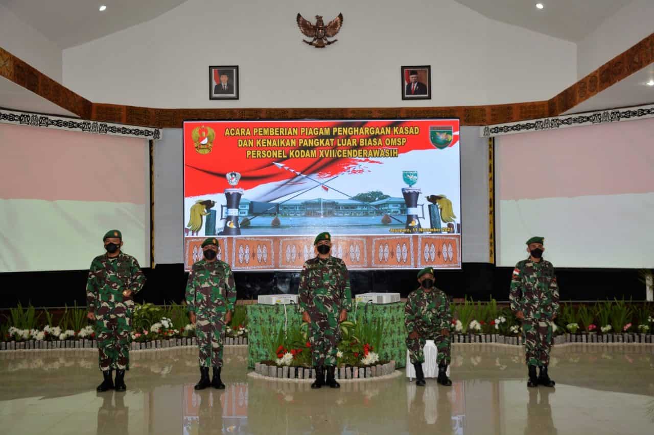 Wujud Apresiasi TNI AD, Pangdam XVII/Cenderawasih Berikan Penghargaan Kepada 5 Prajurit Berprestasi
