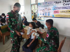 Sukseskan Program Pemerintah, Satgas Pamtas Yonif Mekanis 643/Wns Bantu Vaksinasi Siswa-Siswi SMP dan SMK Di Perbatasan.