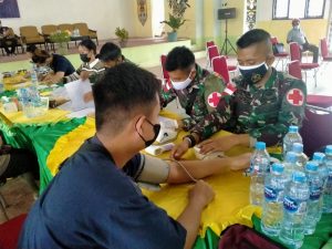 Serbuan Vaksinasi Covid-19 Satgas Yonif 144/JY Bersama Tenaga Medis Puskesmas Di Perbatasan