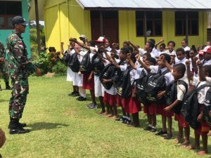 Kunjungi SD YPPK Yuruf, Satgas Yonmek 403/WP Bagikan Tas Sekolah