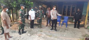 Satgas Yonif 512/QY Dampingi Bupati Salurkan Bantuan Bagi Warga Perbatasan Papua.