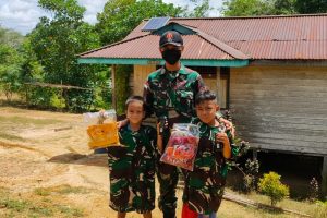 Bagikan Kenangan Kaos Loreng, Anggota Satgas Yonif 144/JY Ajak Main Gasing Anak di Perbatasan