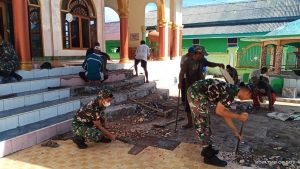 Personel Satgas Pengamanan Maluku Yonarhanud 11/WBY Gelar Karya Bakti Pembersihan Masjid di Tual