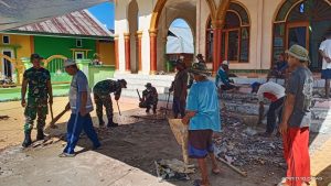 Personel Satgas Pengamanan Maluku Yonarhanud 11/WBY Gelar Karya Bakti Pembersihan Masjid di Tual