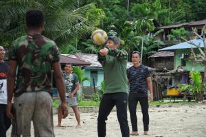 Jalin Silaturahmi, Danrem 182/Jazira Onim dan Persit KCK Anjangsana di Kampung Urat, Papua Barat