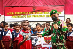 Satgas Yonmek 403/WP Resmikan Club Sepakbola Anak-Anak Kampung Workwana