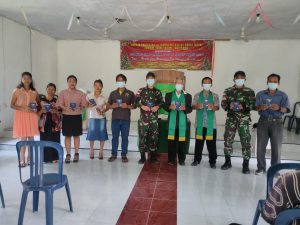Satgas Pamtas Yonif Mekanis 643/Wns Bagikan Alkitab Kepada Jemaat GPIB Bahtera Ayat Dusun Suruh Engkadok