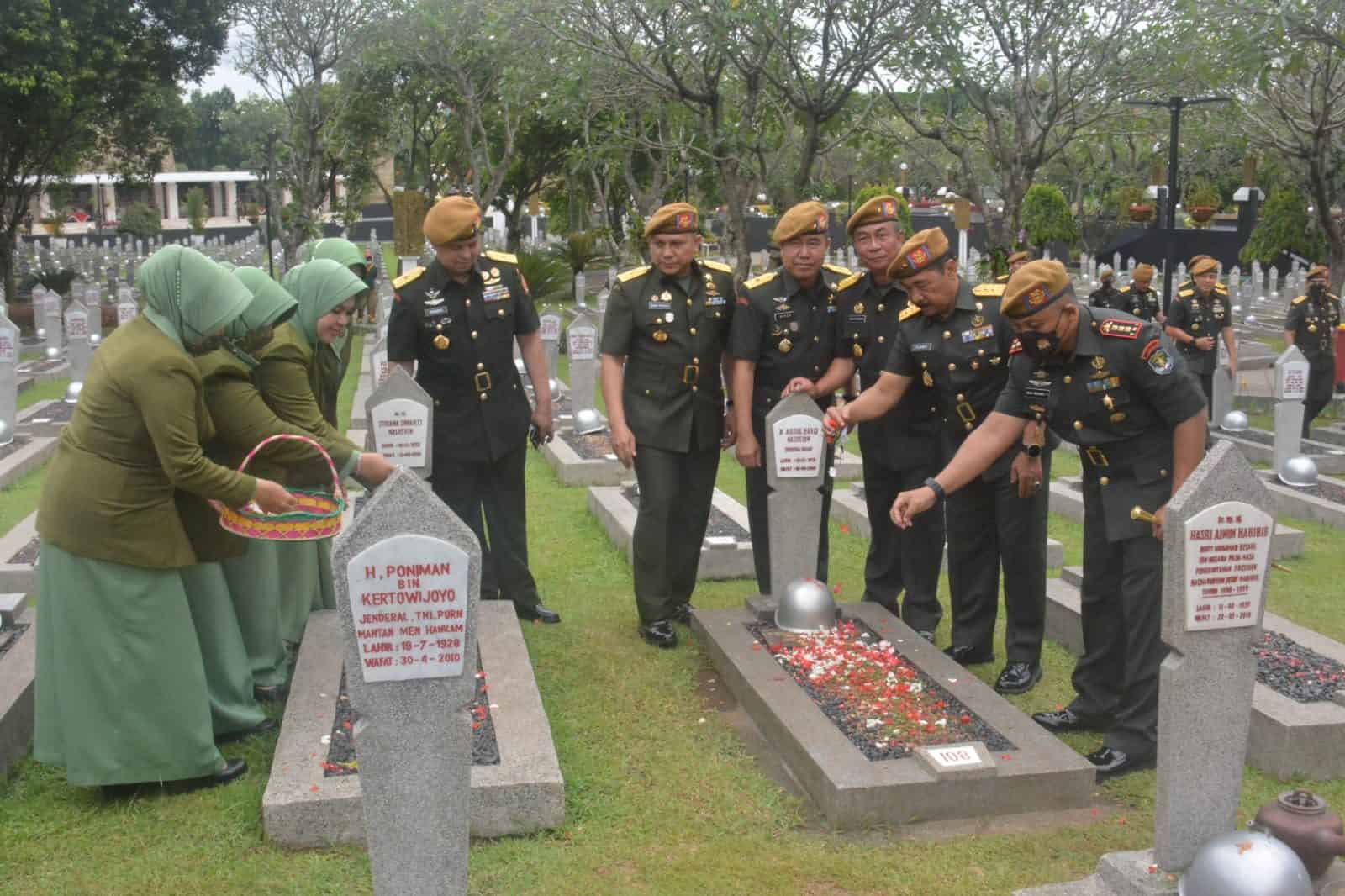 Jelang Peringatan HUT ke -75, Korp Arhanud TNI AD Gartap -1/ Jakarta Ziarah ke TMPN Kalibata