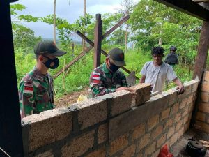 Satgas Pamtas Yonif 131/Brs Bantu Renovasi Rumah Jesika di Kampung Waena
