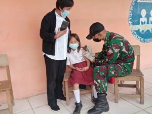 Tingkatkan Kekebalan Tubuh, Satgas Pamtas Yonmek 643/Wns Bantu Pemberian Imunisasi Tetanus Bagi Siswa Sekolah Di Perbatasan.