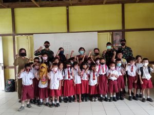 Tingkatkan Kekebalan Tubuh, Satgas Pamtas Yonmek 643/Wns Bantu Pemberian Imunisasi Tetanus Bagi Siswa Sekolah Di Perbatasan.