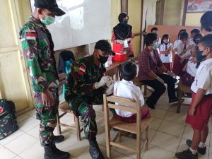 Tingkatkan Kekebalan Tubuh, Satgas Pamtas Yonmek 643/Wns Bantu Pemberian Imunisasi Tetanus Bagi Siswa Sekolah Di Perbatasan.