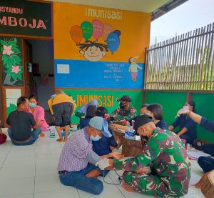 Satgas Yonif 144/JY Bersama Nakes Puskesmas Puring Kencana Gelar Posyandu Lansia