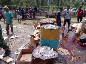 TNI – Polri beserta Masyarakat Musnahkan 2760 Botol Miras di Jalan Trans Jayapura-Wamena