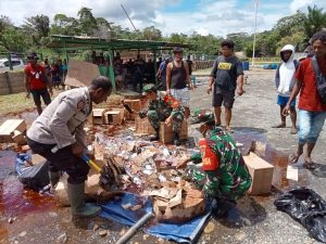 TNI – Polri beserta Masyarakat Musnahkan 2760 Botol Miras di Jalan Trans Jayapura-Wamena