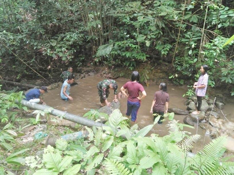 Gotong Royong Perbaiki Saluran Pipa Air Satgas Yonif 144/JY Bersama Warga Di Perbatasan