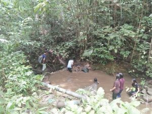 Gotong Royong Perbaiki Saluran Pipa Air Satgas Yonif 144/JY Bersama Warga Di Perbatasan