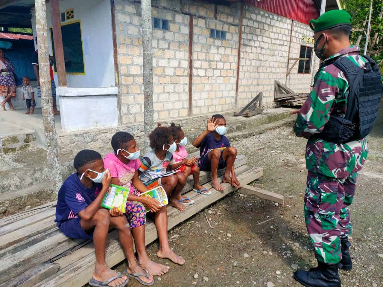 Tetap Patuhi Prokes, Satgas Yonif 512/QY Ajak Belajar di Alam Terbuka Anak-anak Di Perbatasan Papua