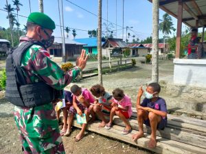 Tetap Patuhi Prokes, Satgas Yonif 512/QY Ajak Belajar di Alam Terbuka Anak-anak Di Perbatasan Papua