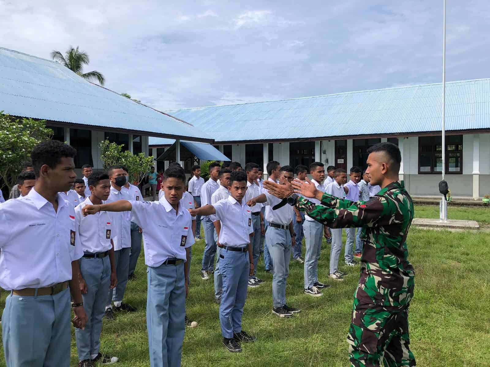 Personel Satgas Yonarhanud 11/WBY Bantu Jadi Tenaga Pendidik di Kabupaten Seram