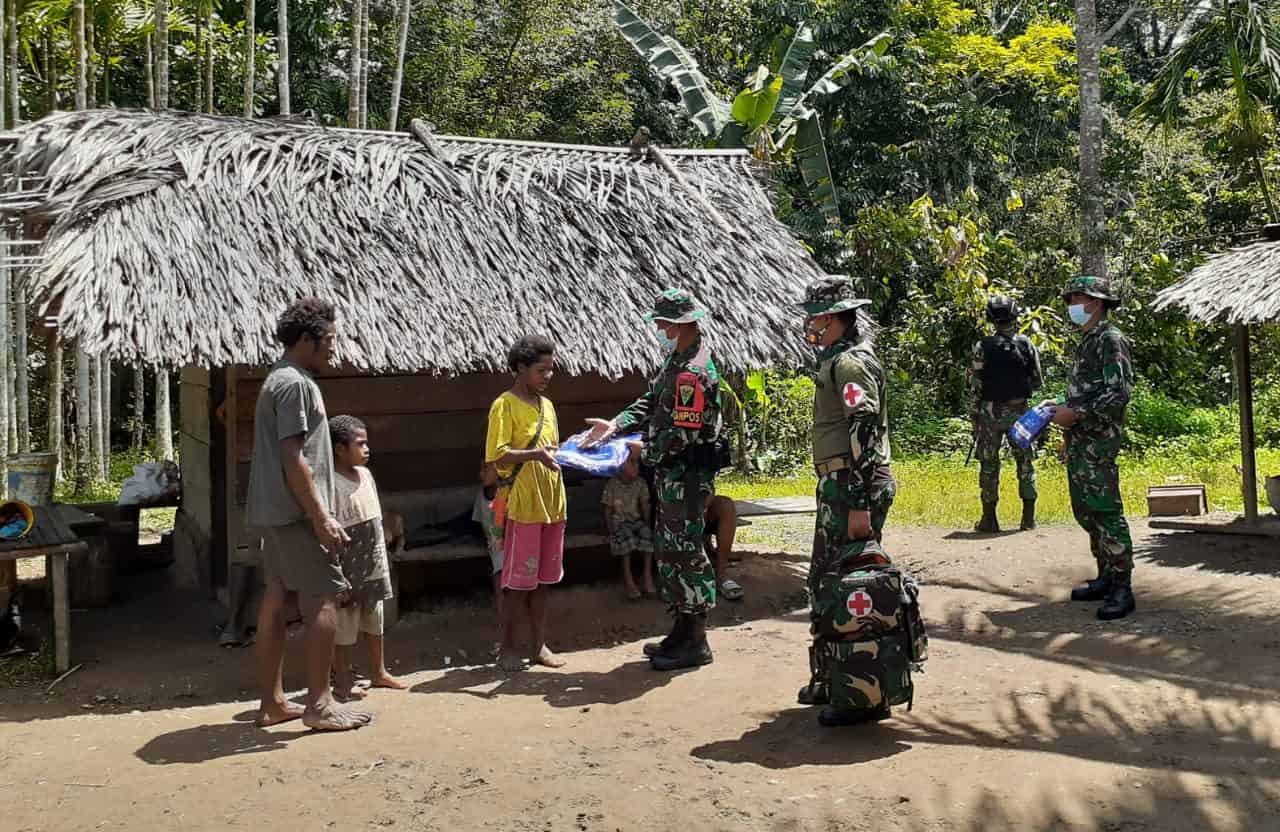 Satgas Yonmek 403/WP Bagikan Kelambu Anti Nyamuk Malaria Di Perbatasan RI-PNG