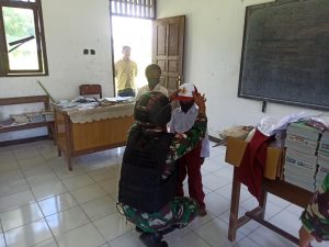 Satgas Yonif 131/Brs Bagikan Seragam dan Perlengkapan Sekolah di Papua