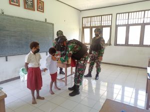 Satgas Yonif 131/Brs Bagikan Seragam dan Perlengkapan Sekolah di Papua