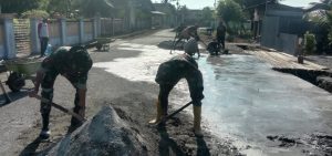 Satgas Yonif RK 732/Banau Gelar Karya Bakti Pengecoran Bahu Jalan