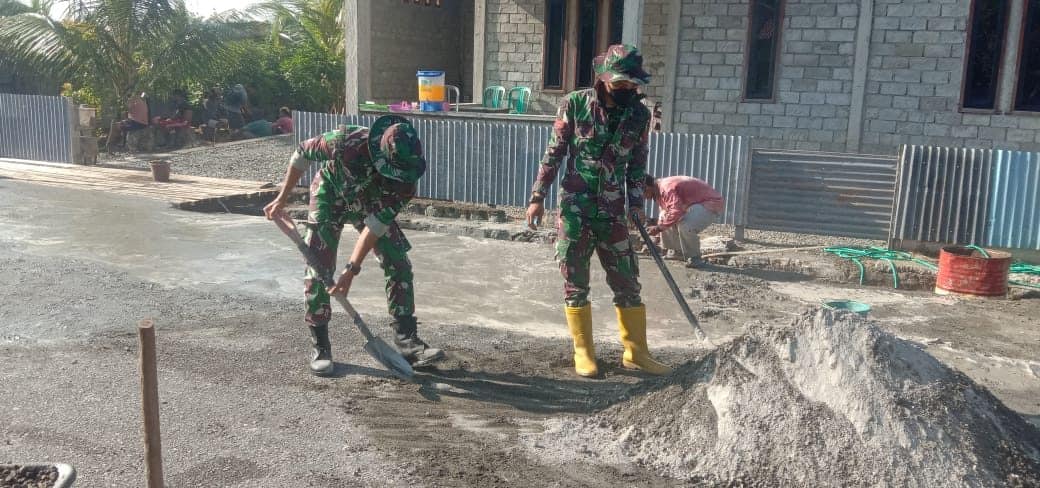 Satgas Yonif RK 732/Banau Gelar Karya Bakti Pengecoran Bahu Jalan