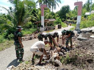 Satgas Batalyon Arhanud 11/WBY Gelar Karya Bakti Pembangunan Gapura di Desa Tultrean.