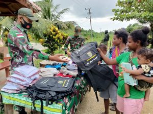 Peduli Kebutuhan Warga, Satgas Yonif 131/Brs Bagikan Tas Sekolah dan Pakaian di Papua