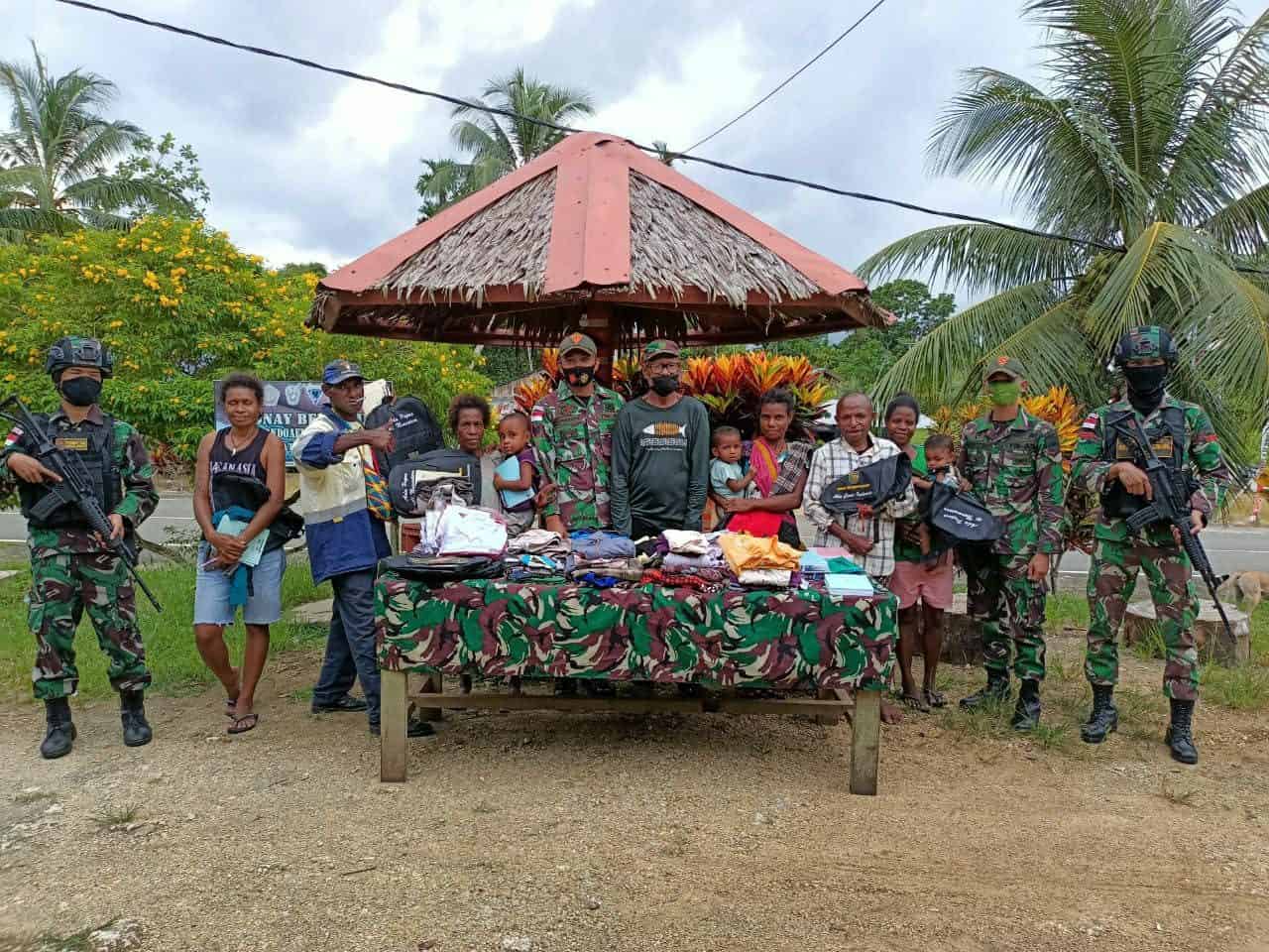 Peduli Kebutuhan Warga, Satgas Yonif 131/Brs Bagikan Tas Sekolah dan Pakaian di Papua