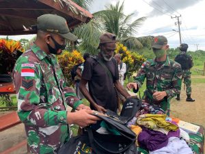 Peduli Kebutuhan Warga, Satgas Yonif 131/Brs Bagikan Tas Sekolah dan Pakaian di Papua