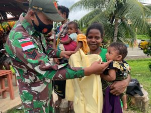 Peduli Kebutuhan Warga, Satgas Yonif 131/Brs Bagikan Tas Sekolah dan Pakaian di Papua