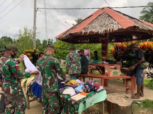 Peduli Kebutuhan Warga, Satgas Yonif 131/Brs Bagikan Tas Sekolah dan Pakaian di Papua