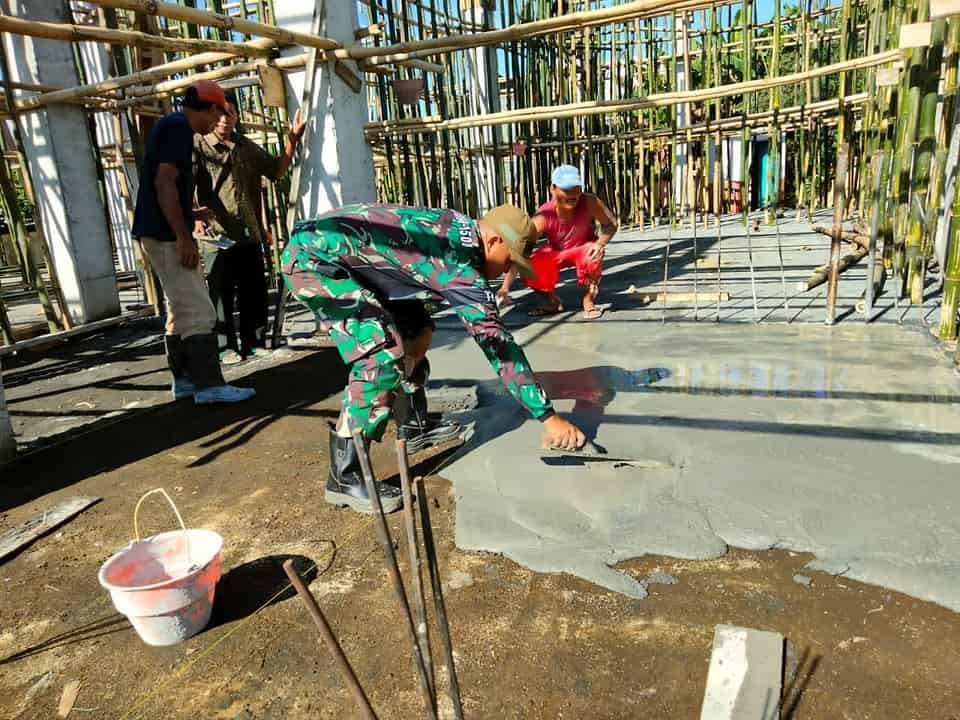 Jalin Kebersamaan Dengan Masyarakat, Babinsa Koramil 1508-02/Galela Bantu Pengecoran Lantai Masjid Al Azhar