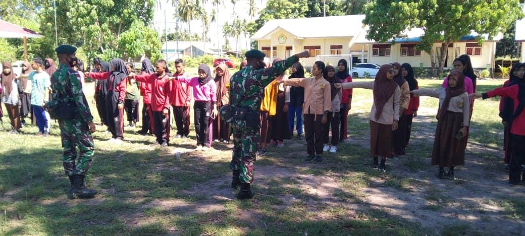 Satgas Pengamanan Maluku Utara Yonif RK 732/Banau Ajarkan PBB Kepada Pelajar