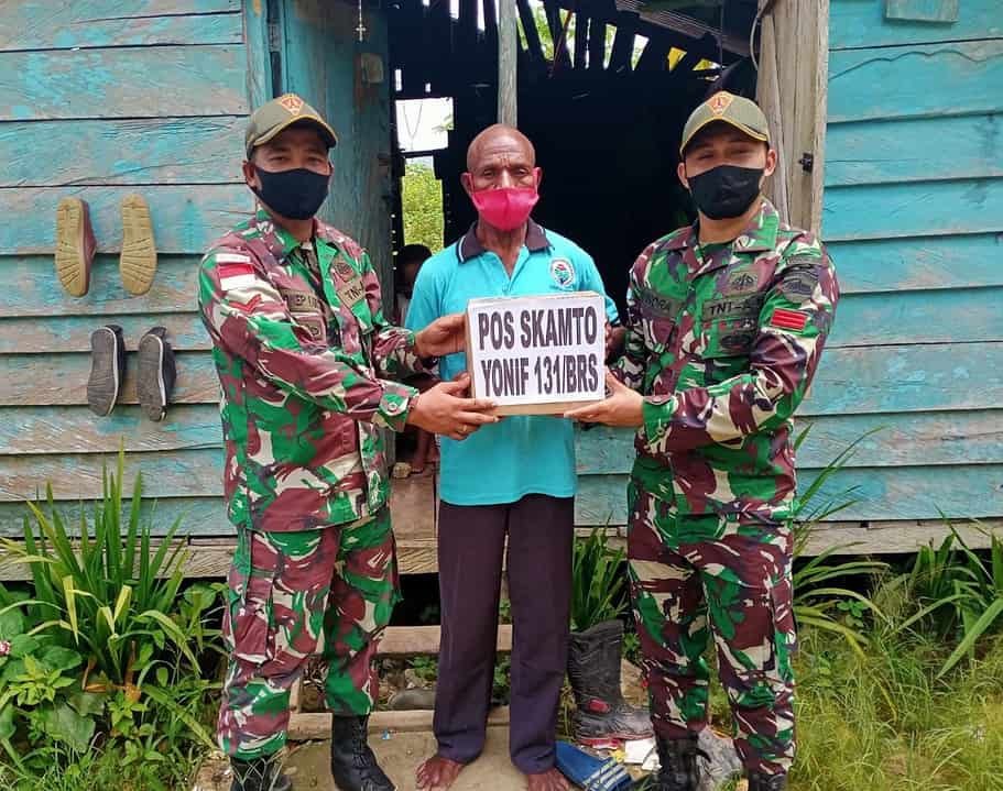 Satgas Yonif 131/Brs Berikan Layanan Pengobatan Gratis dan Bagi Sembako di Papua