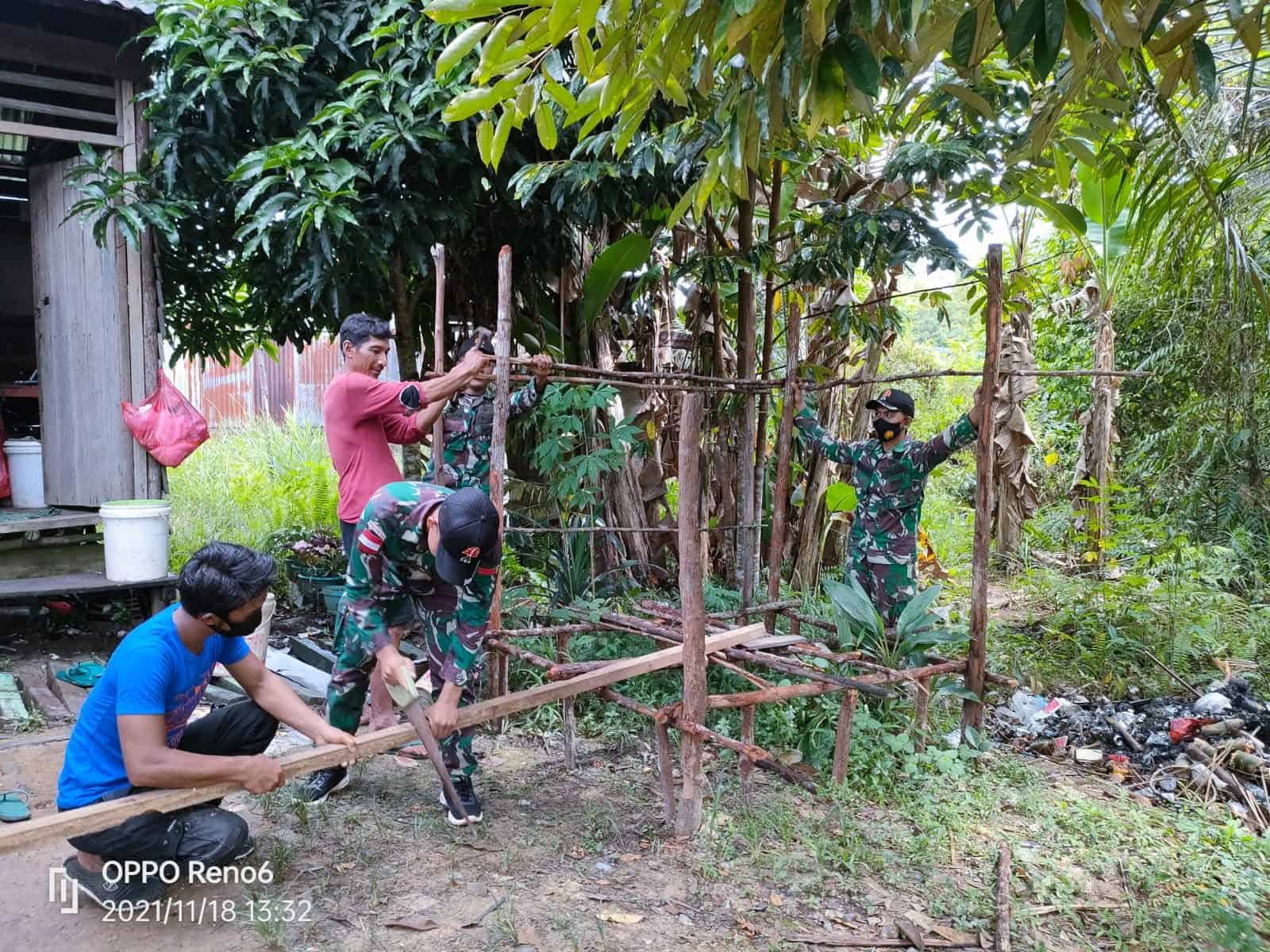 Satgas Yonif 144/JY Gotong Royong Pembuatan Pos Kamling Di Perbatasan