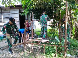 Satgas Yonif 144/JY Gotong Royong Pembuatan Pos Kamling Di Perbatasan