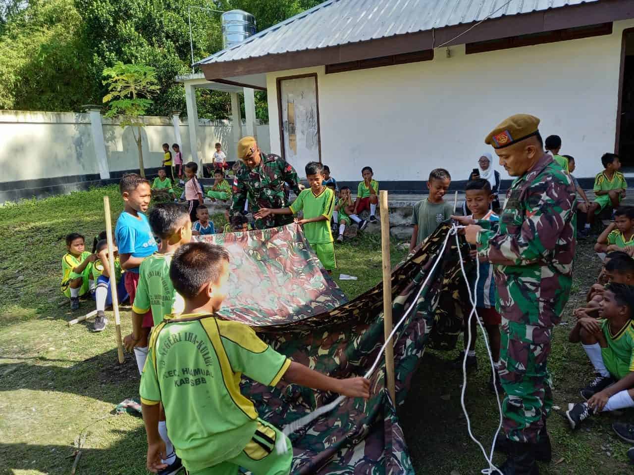 Tingkatkan Keterampilan Murid SD Negeri Iha, Satgas Batalyon Arhanud 11/WBY Ajarkan Pramuka