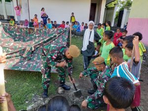 Tingkatkan Keterampilan Murid SD Negeri Iha, Satgas Batalyon Arhanud 11/WBY Ajarkan Pramuka