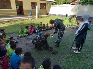 Tingkatkan Keterampilan Murid SD Negeri Iha, Satgas Batalyon Arhanud 11/WBY Ajarkan Pramuka