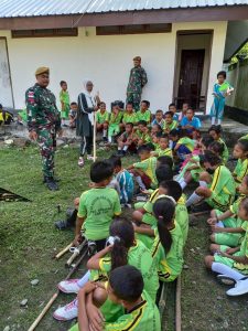 Tingkatkan Keterampilan Murid SD Negeri Iha, Satgas Batalyon Arhanud 11/WBY Ajarkan Pramuka