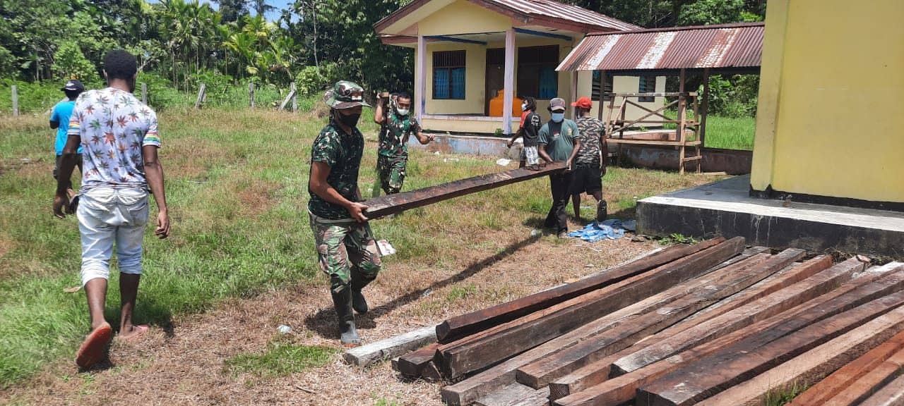TNI Membangun Menara Gereja Di Perbatasan Papua.
