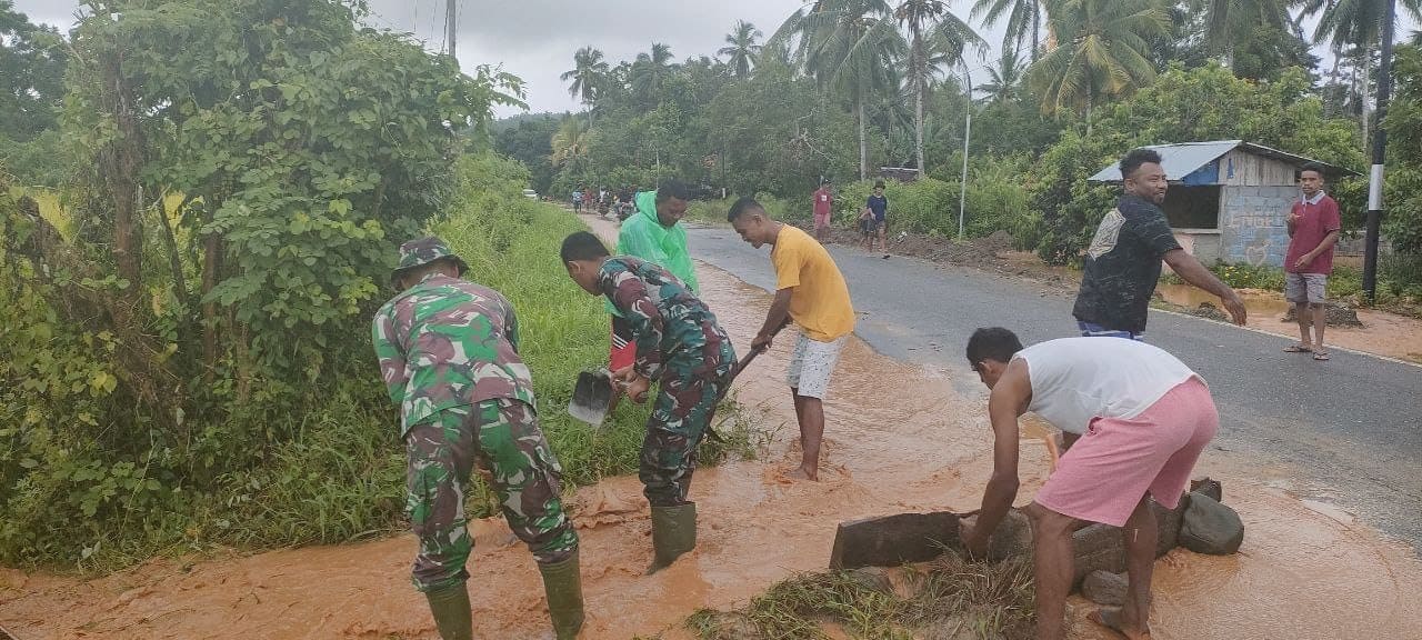 Satgas Yonarhanud 11/WBY, Gotong Royong Bersihkan Saluran Air